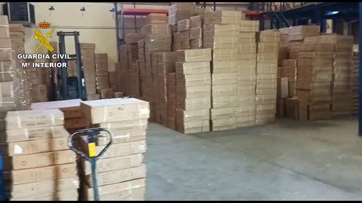 La Guardia Civil interviene casi 23.000 zapatillas falsificadas en varios almacenes de España, entre ellos uno de Elche La Guardia Civil interviene casi 23.000 zapatillas falsificadas en varios almacenes de España, entre ellos uno de Elche