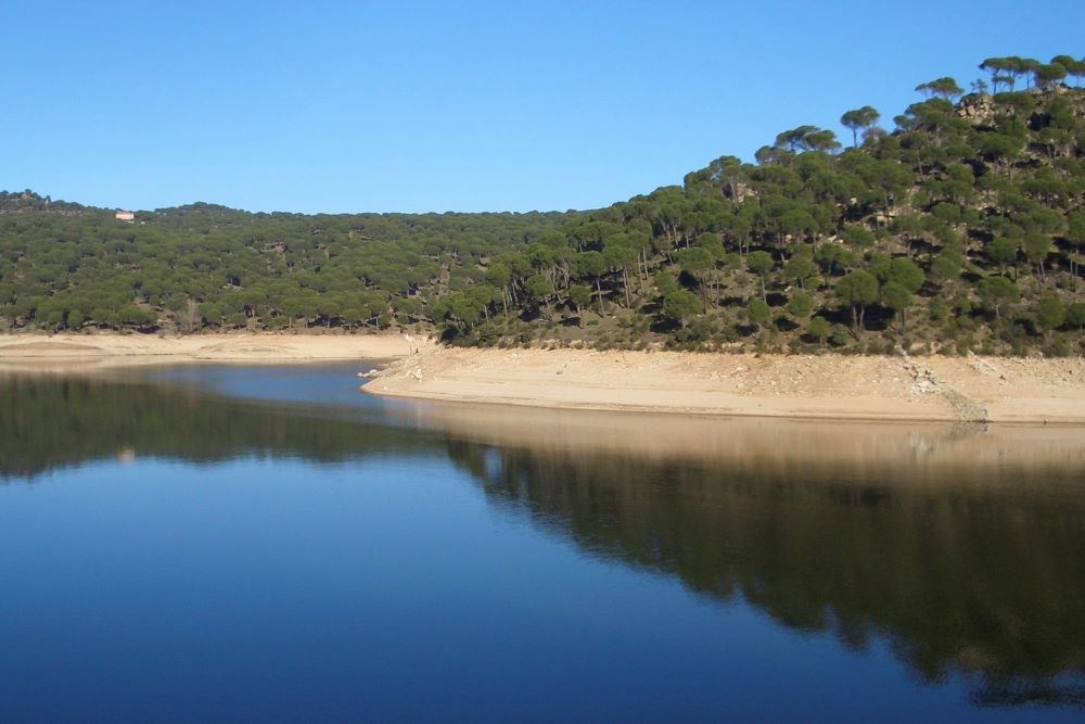 Un joven de 17 años, en estado grave tras tirarse de cabeza al agua en el pantano de San Juan Un joven de 17 años, en estado grave tras tirarse de cabeza al agua en el pantano de San Juan