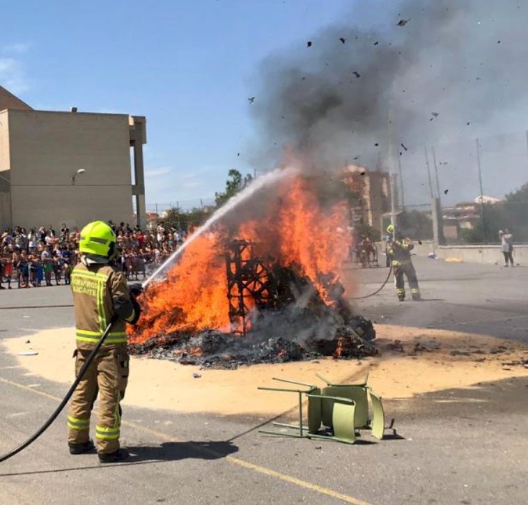 Los bomberos queman 41 Hogueras infantiles en centros escolares, sociales y de mayores de Alicante Los bomberos queman 41 Hogueras infantiles en centros escolares, sociales y de mayores de Alicante