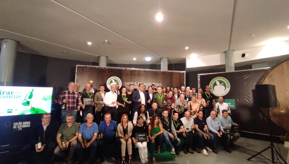 Premiados y autoridades en el Salón de la Sidra