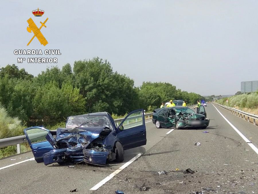Fallece la mujer que resultó herida crítica en una colisión frontal entre dos coches cerca de Plasencia Fallece la mujer que resultó herida crítica en una colisión frontal entre dos coches cerca de Plasencia