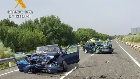Fallece la mujer que resultó herida crítica en una colisión frontal entre dos coches cerca de Plasencia