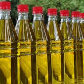 Imagen de archivo de varias botellas de aceite de oliva en un mercado