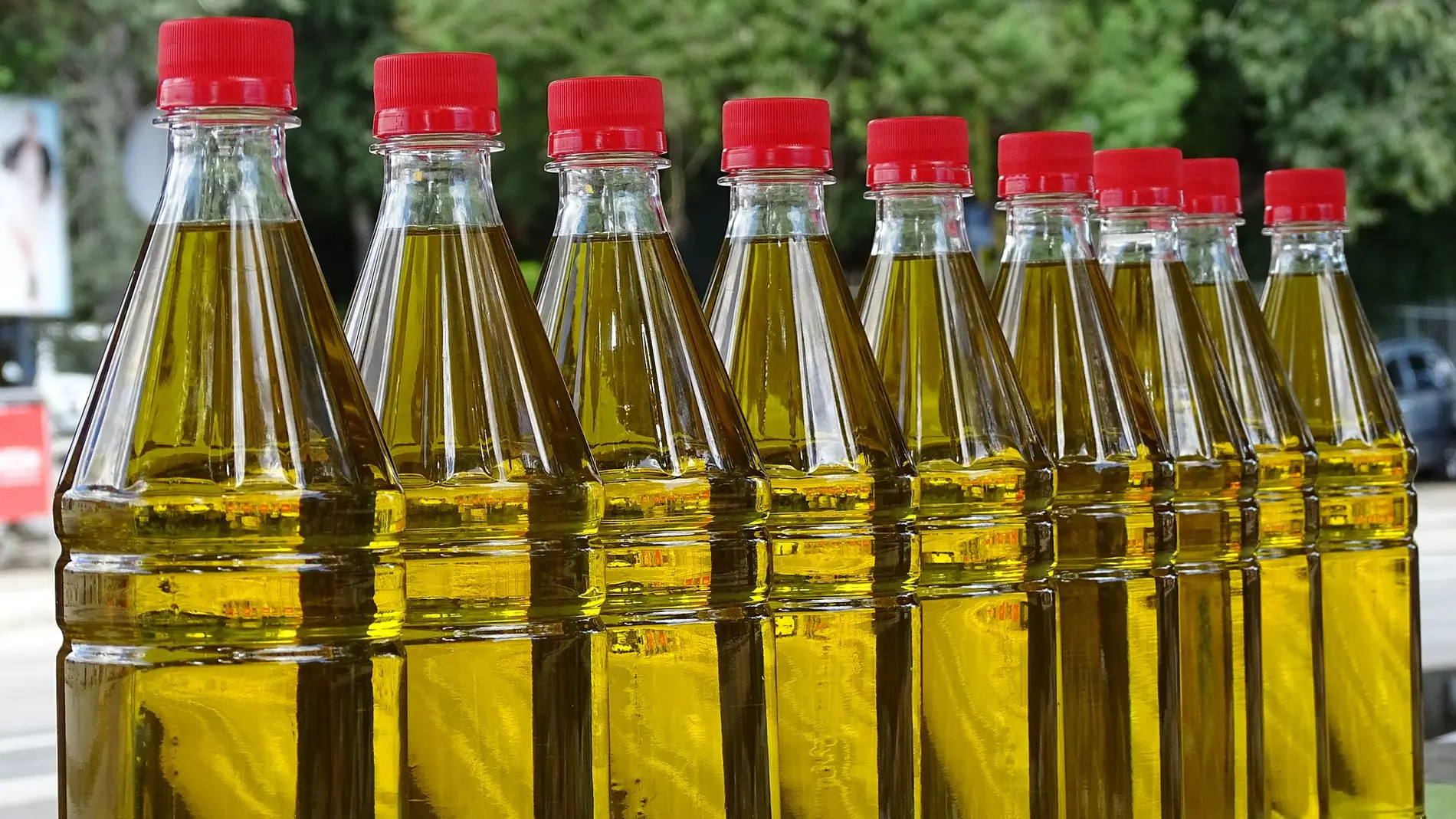 Imagen de archivo de varias botellas de aceite de oliva en un mercado/ Pixabay
