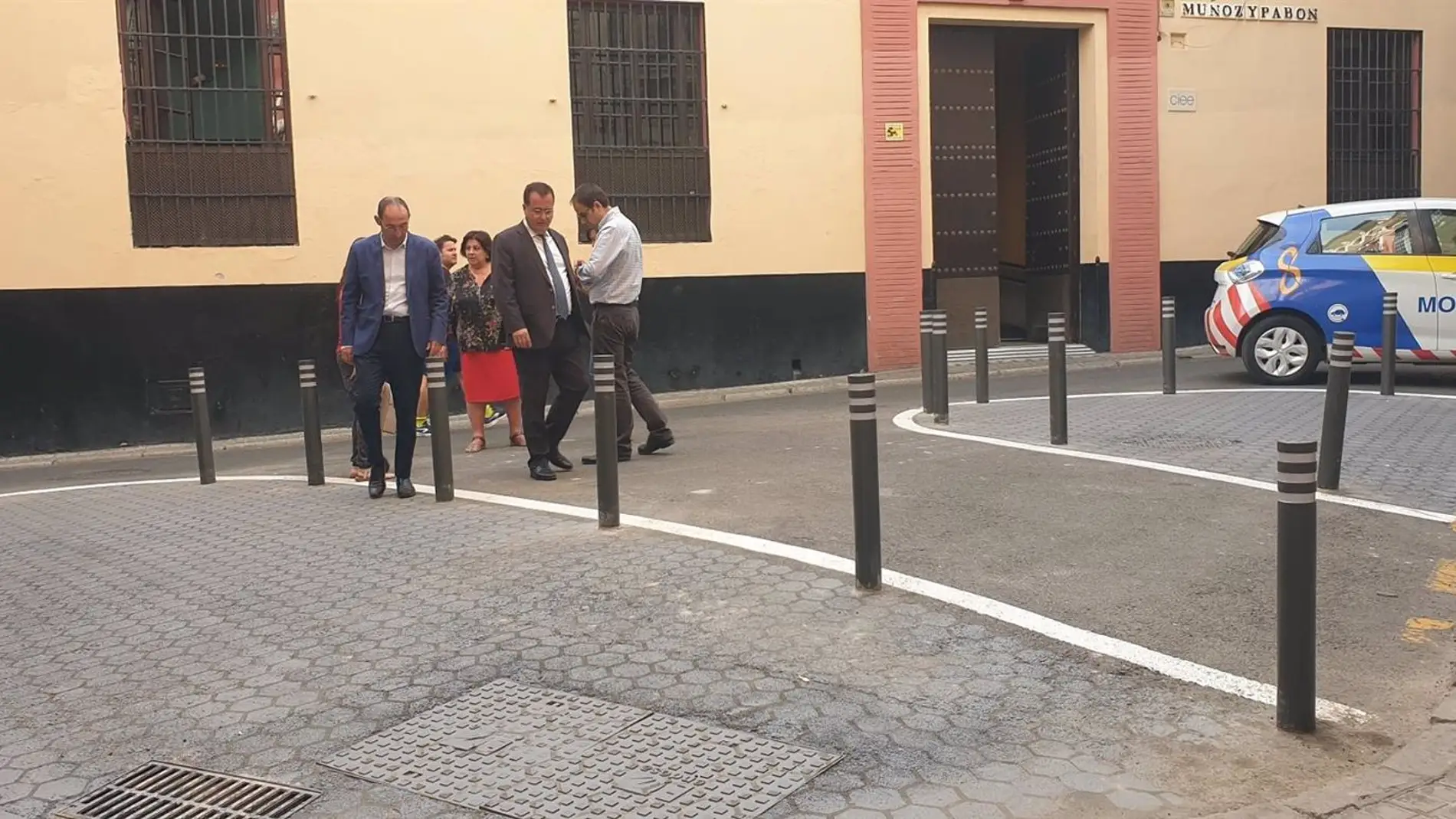El Ayuntamiento ensaya "nuevas soluciones" en Muñoz y Pabón y Álvarez Quintero contra aparcamientos indebidos