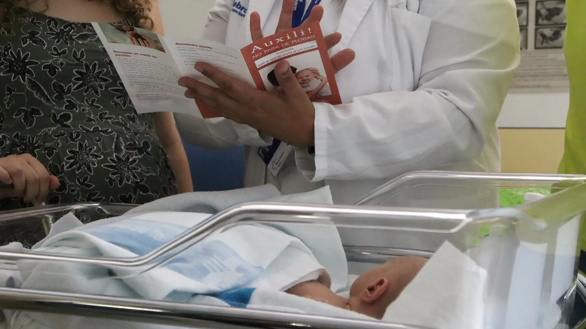 El Hospital Infantil de la Vall d'Hebron ha puesto en marcha un programa para prevenir el síndrome del bebé sacudido
