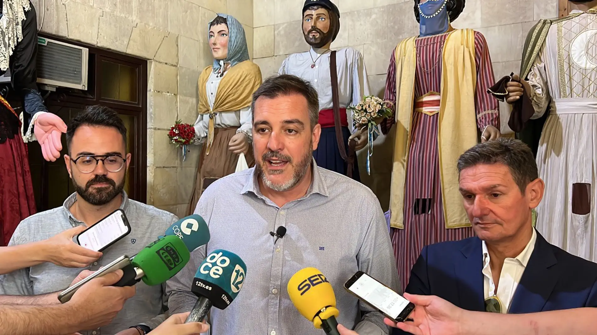 El diputado por Alicante Juan Ignacio López Bas atiende a los medios de comunicación