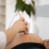 Imagen de archivo de una embarazada, durante una ecografía