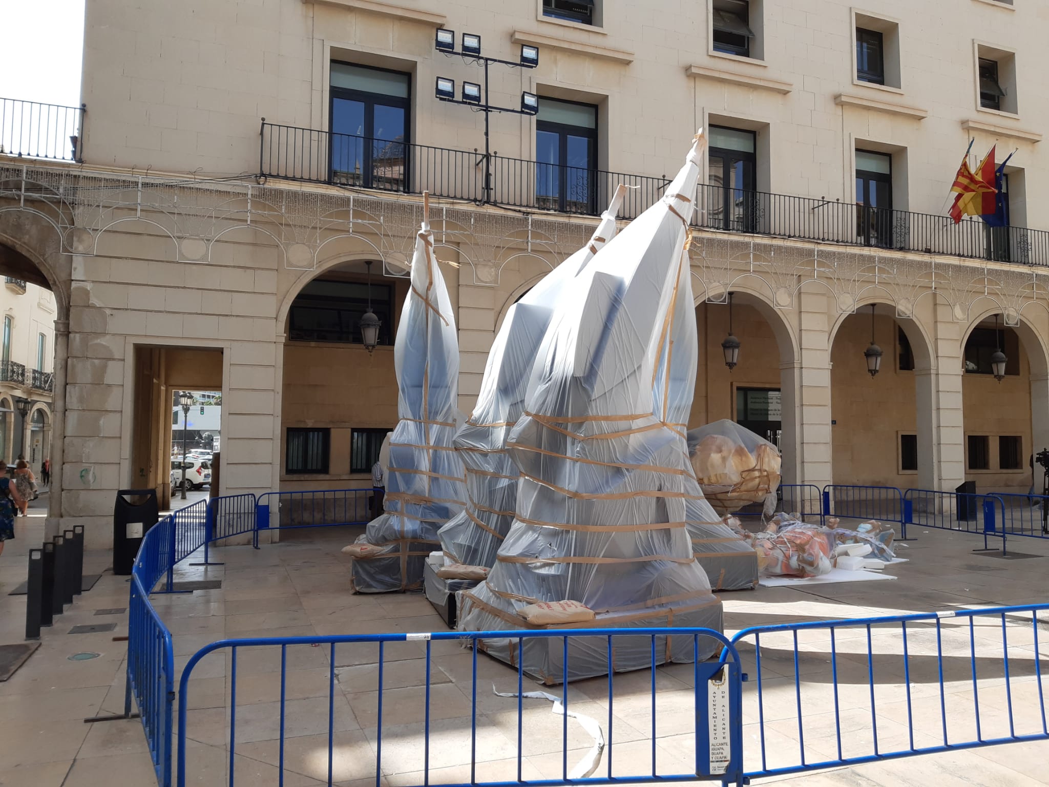 Pedro Espadero traslada las primeras piezas de la Hoguera Oficial a la plaza del ayuntamiento de Alicante Pedro Espadero traslada las primeras piezas de la Hoguera Oficial a la plaza del ayuntamiento de Alicante