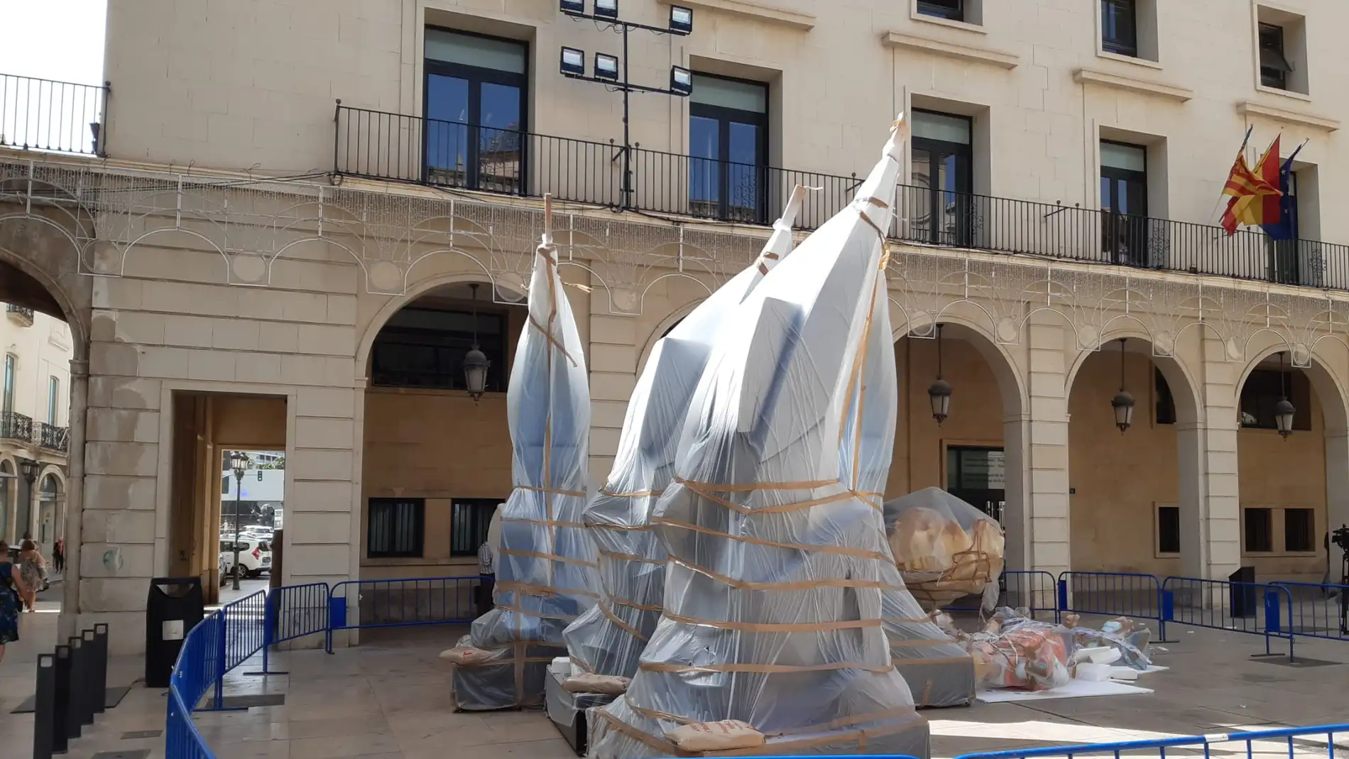 Las primeras piezas de la Hoguera Oficial ya están en la Plaza del Ayuntamiento