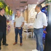 L'alcalde, Pere Granados, i el regidor de Dinamització Econòmica, Hèctor Maiquez, en un dels establiments participants.