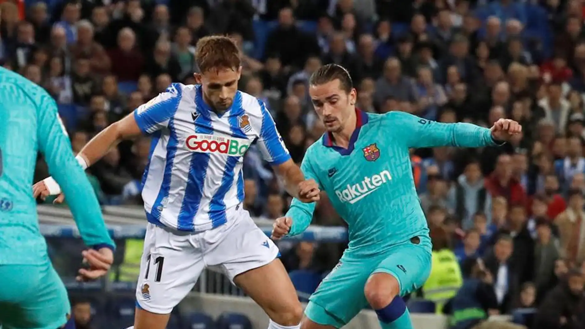 El delantero francés del Barcelona, Antoine Griezmann pelea un balón con el centrocampista belga de la Real Sociedad Adnan Januzaj durante el partido de la jornada 17 de LaLiga Santander de fútbol celebrado en el estadio Reale Arena de San Sebastián.