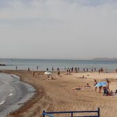 Bañistas combaten el calor esta mañana en la playa de Cocó
