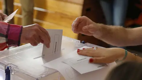 Fotografía de archivo de una urna electoral.