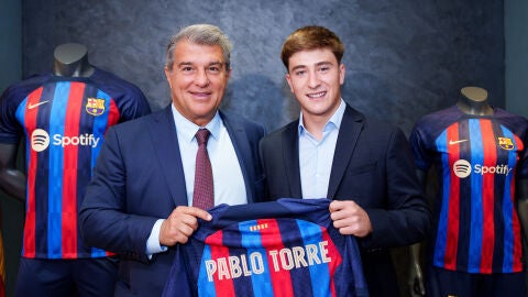 Pablo Torre firma su contrato con el Barcelona