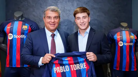 Pablo Torre firma su contrato con el Barcelona
