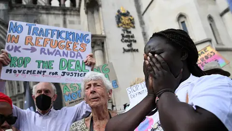 Ciudadanos británicos se manifiestan en contra de las políticas migratorias de Boris Johnson para trasladar a solicitantes de asilo a Ruanda
