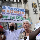 Ciudadanos británicos se manifiestan en contra de las políticas migratorias de Boris Johnson para trasladar a solicitantes de asilo a Ruanda