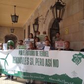 Miembros del movimiento ciudadano Teruel Existe ante las puertas del Palacio de Justicia