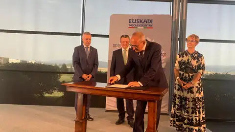 Firma de Memorando de Entendimiento con Mercedes Benz Firma de Memorando de Entendimiento con Mercedes Benz