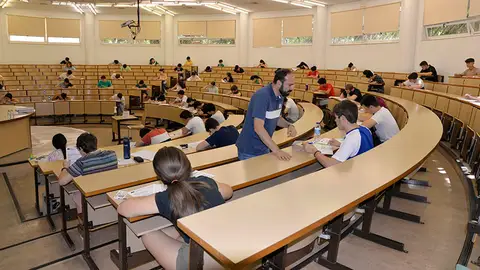 Alumnos realizando las pruebas de la EvAU