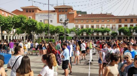 Largas filas de torrejoneros que esperan para conseguir su entrada a los conciertos de Mal&uacute; y Bizarrap y Quevedo 