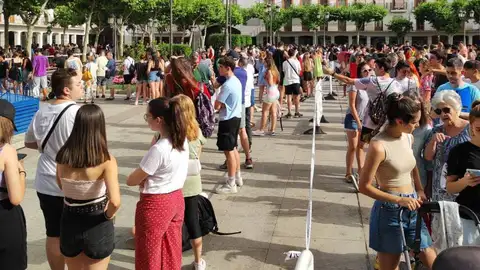 Largas filas de torrejoneros esperando para conseguir su invitación a los conciertos de Malú y Bizarrap y Quevedo Largas filas de torrejoneros que esperan para conseguir su entrada a los conciertos de Malú y Bizarrap y Quevedo