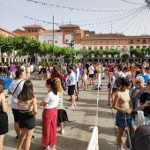 Largas filas de torrejoneros esperando para conseguir su invitación a los conciertos de Malú y Bizarrap y Quevedo 