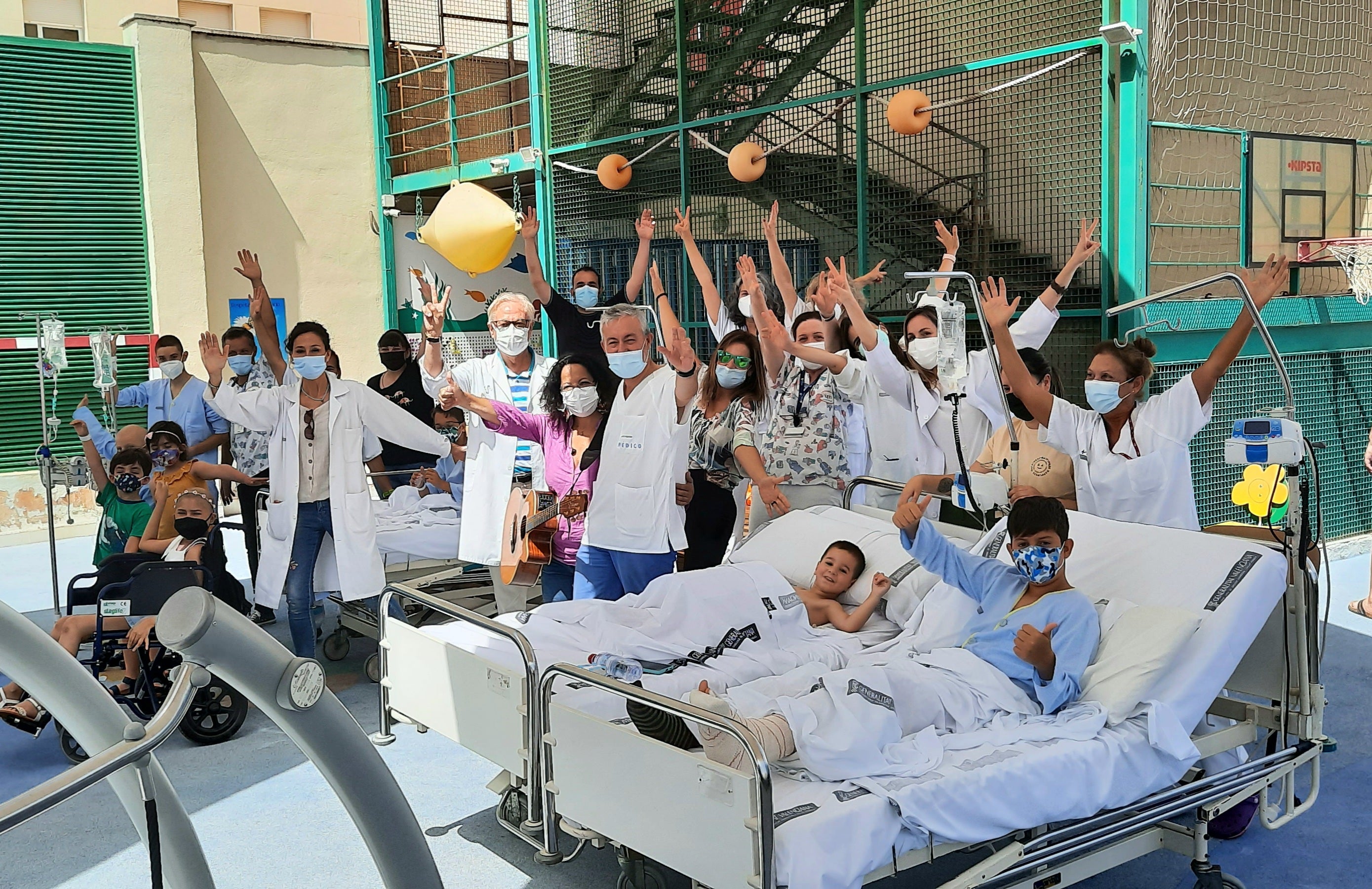 Los niños ingresados en el hospital Doctor Balmis de Alicante vibran con la artista Inma Serrano Los niños ingresados en el hospital Doctor Balmis de Alicante vibran con la artista Inma Serrano