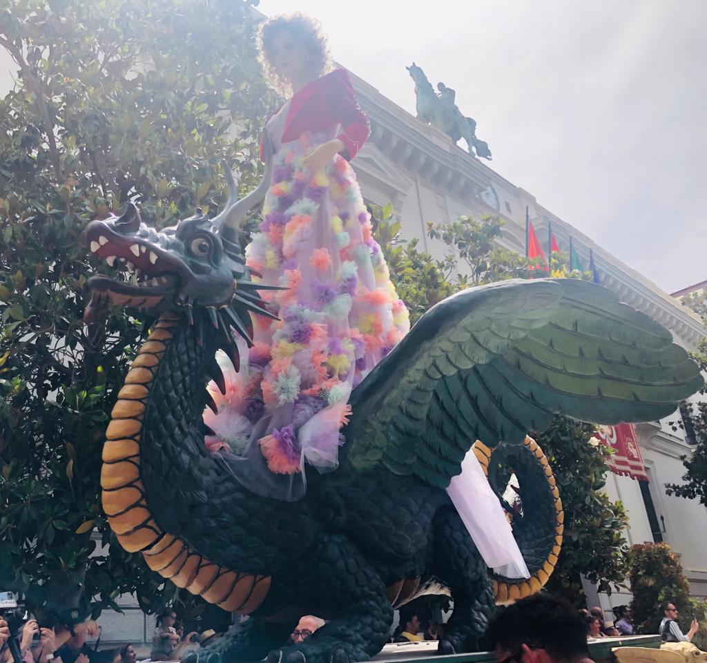 La Tarasca procesiona por las calles de Granada en uno de los días clave de su feria La Tarasca procesiona por las calles de Granada en uno de los días clave de su feria