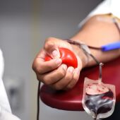 Imagen de archivo de una persona donando sangre
