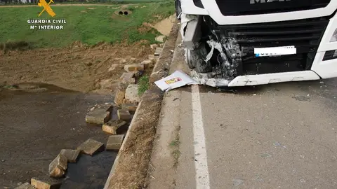 El conductor del camión que chocó con el puente de Población de Campos dio positivo en alcohol