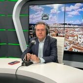 El candidato socialista, Juan Espadas, en la emisora de Onda Cero Antequera