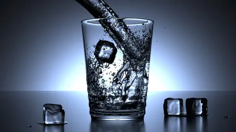 Los mitos sobre beber agua helada cuando hace mucho calor: cómo afecta al cuerpo