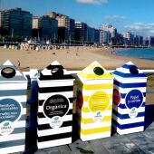 Papeleras de reciclaje de Emulsa en la playa de San Lorenzo (Gijón)