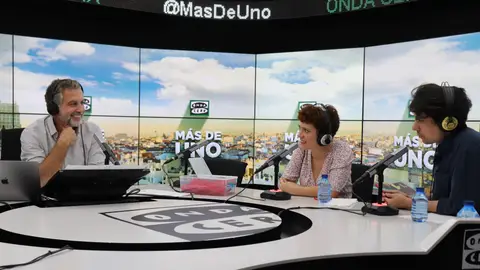 Jonás Trueba e Itsaso Arana con Carlos Alsina Jonás Trueba e Itsaso Arana con Carlos Alsina