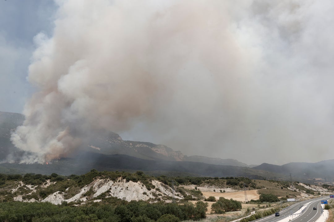 Desalojado el monasterio de Leyre de forma preventiva por la evolución del incendio en la zona Desalojado el monasterio de Leyre de forma preventiva por la evolución del incendio en la zona