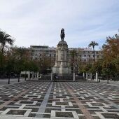 El Ayuntamiento busca soluciones para la reordenación y pavimento de la Plaza Nueva