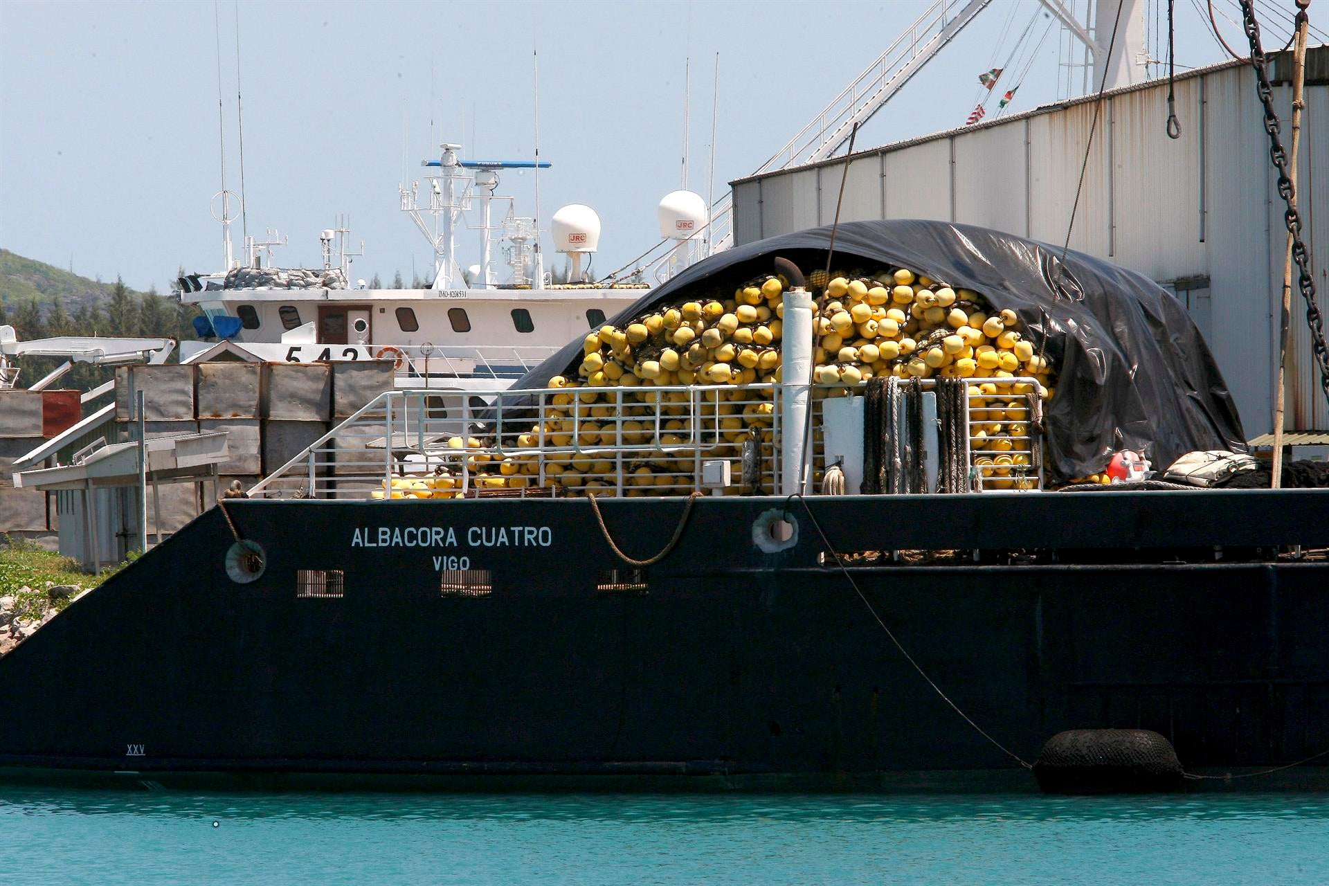 Al menos dos españoles muertos en la explosión de un atunero vigués en Seychelles Al menos dos españoles muertos en la explosión de un atunero vigués en Seychelles