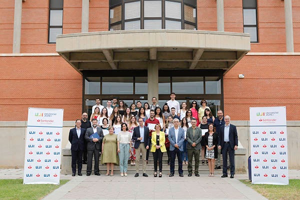 Banco Santander otorga más de 150 becas y premios a la comunidad universitaria de la UJI Banco Santander otorga más de 150 becas y premios a la comunidad universitaria de la UJI