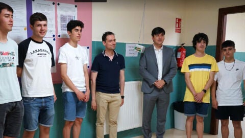 Consejero y alumnos en el centro