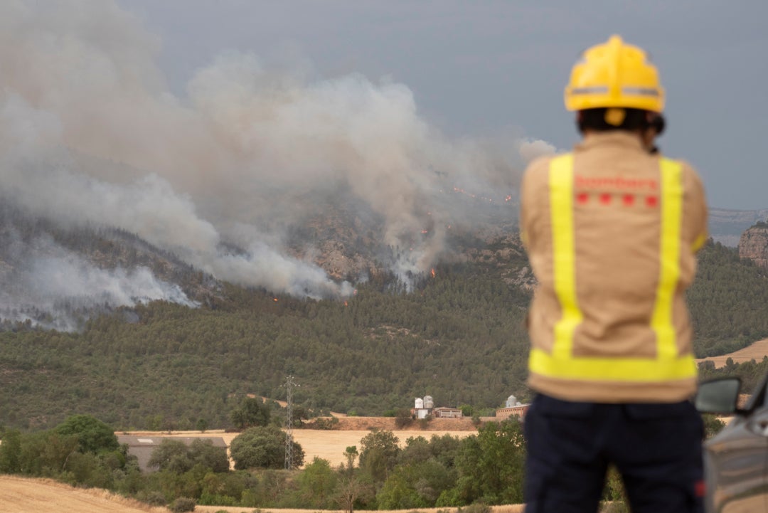 La ola de calor y el viento agravan los incendios en el noreste de España La ola de calor y el viento agravan los incendios en el noreste de España