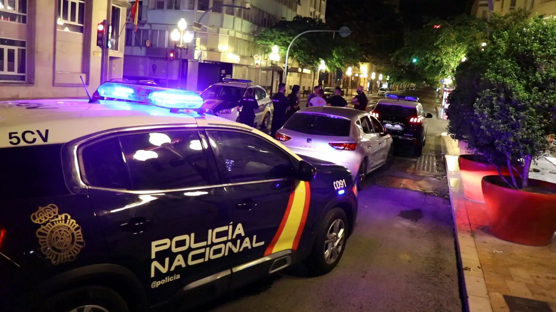 Varias patrullas policiales en la Rambla de Alicante (archivo)