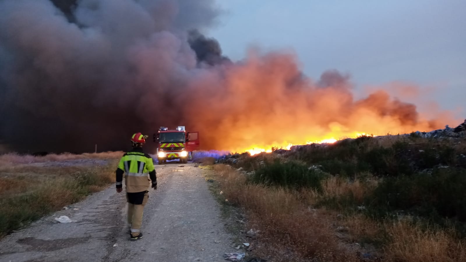 Un incendio en el vertedero causa alarma en Barbastro Un incendio en el vertedero causa alarma en Barbastro