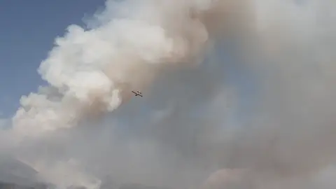 Los bomberos logran frenar el avance del incendio de la sierra de Leyre 