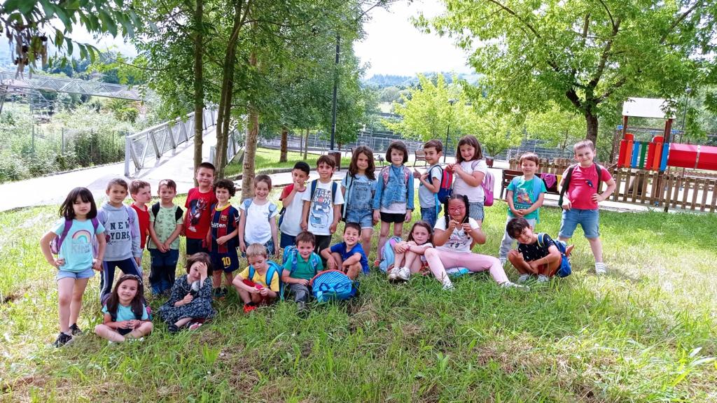 Los escolares de Infiesto repartieron "Poemas en la Luna" Los escolares de Infiesto repartieron "Poemas en la Luna"
