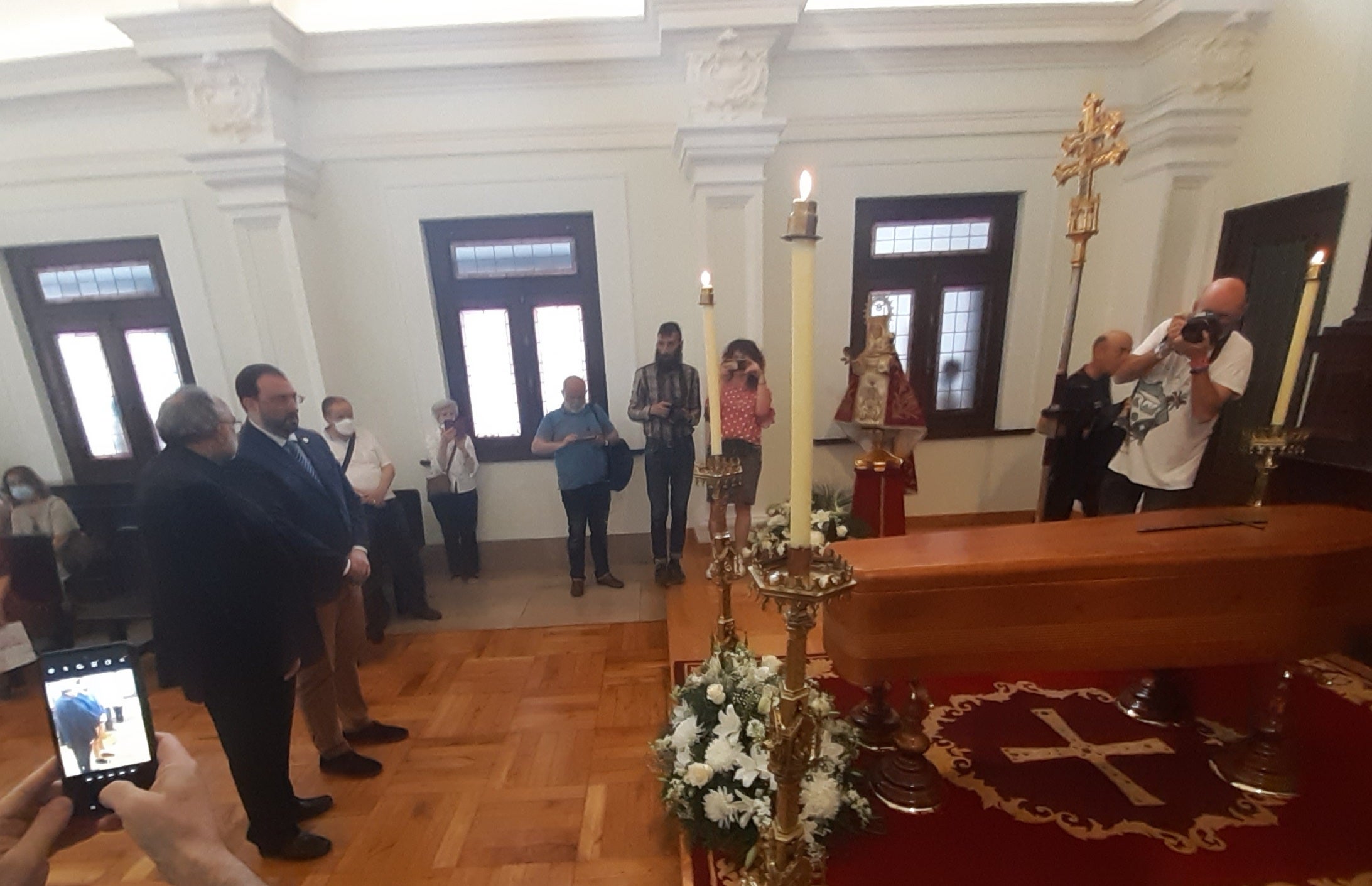 Cientos de personas despiden al arzobispo emérito de Oviedo Cientos de personas despiden al arzobispo emérito de Oviedo