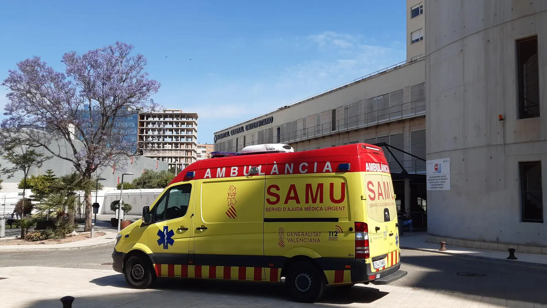 Una ambulancia del SAMU asignada al Hospital Doctor Balmis de Alicante