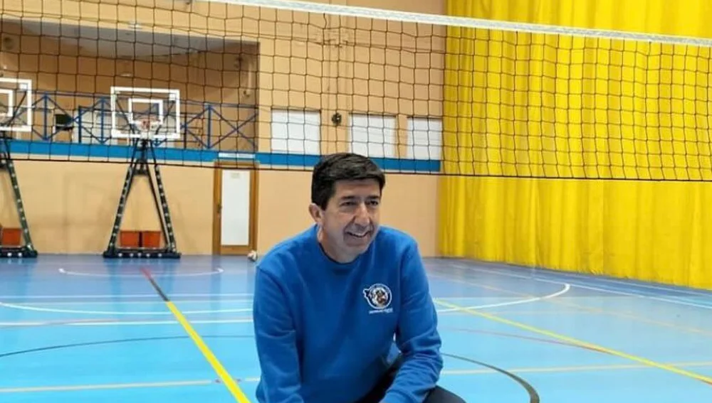 Juan Marín jugando voleibol