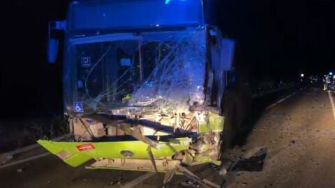 El choque frontal entre un turismo y un autob&uacute;s interurbano deja una fallecida y 8 heridos
